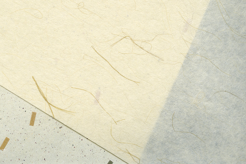 筋と模様のある白系の和紙の写真画像