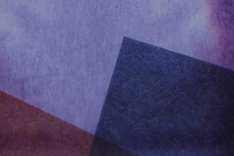 紫色の極薄染和紙のテクスチャの写真画像