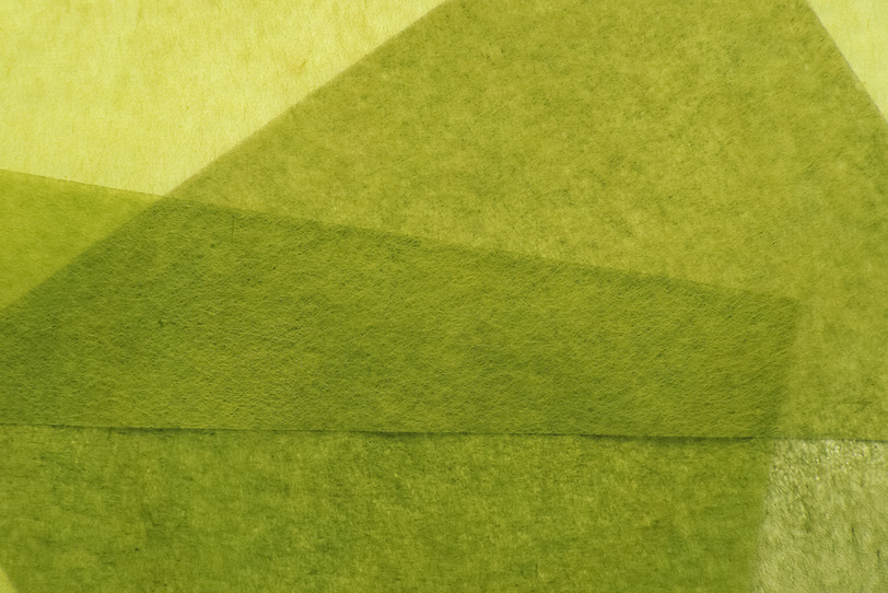 黄緑色の薄い和紙を重ねた和風背景の写真画像