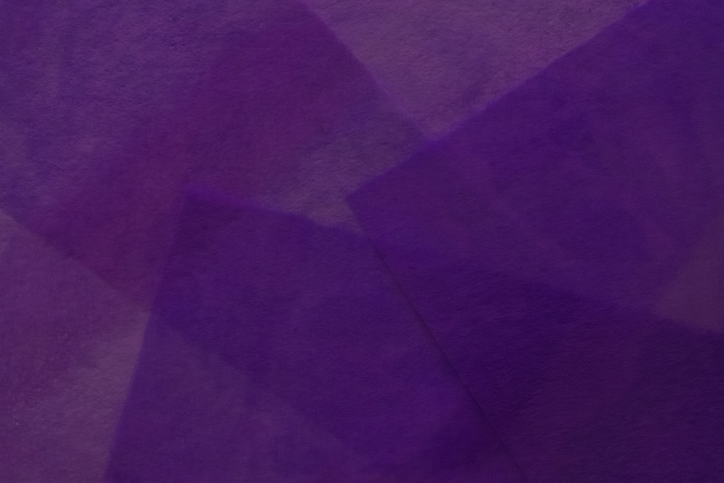 紫色に染められた極薄和紙の写真画像