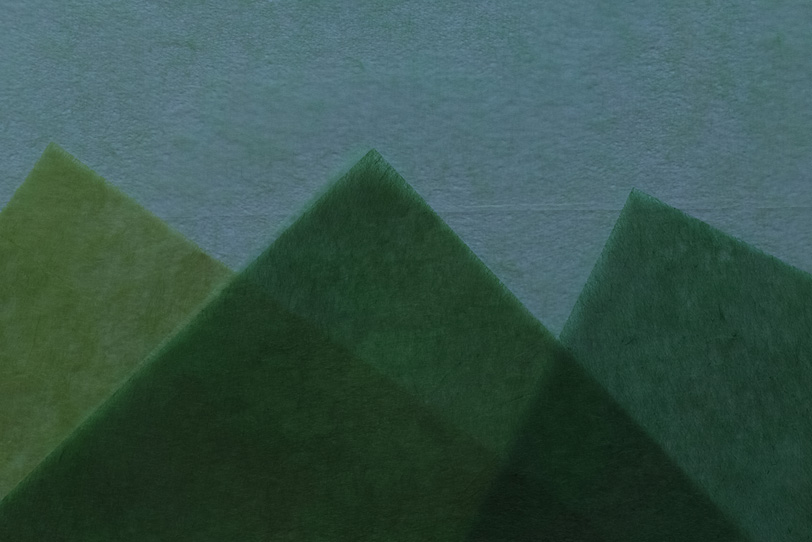 緑の山の様に重ねた和紙の背景の写真画像