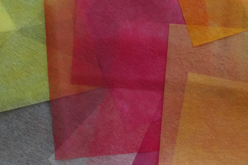 温かみのある暖色系の色染め和紙の写真画像