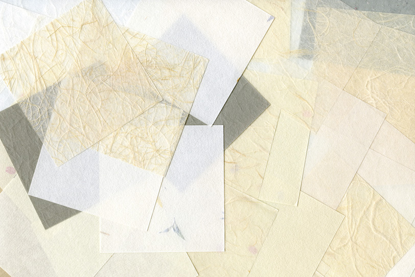 白い和紙を何枚も重ねた和風背景の写真画像