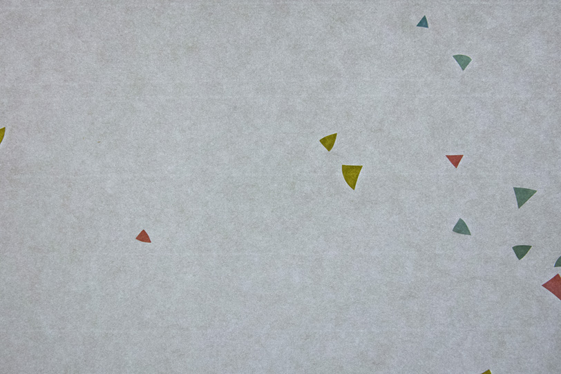 銀鼠色の紙に三角色模様がある和紙の写真画像