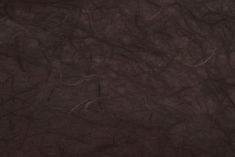 赤茶色の楮繊維が沢山ある和紙の写真画像
