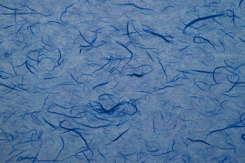 露草色の地紙に藍色筋のある雲龍和紙の写真画像