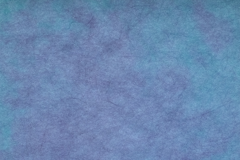 紫と青が混濁した絞り染和紙の写真画像