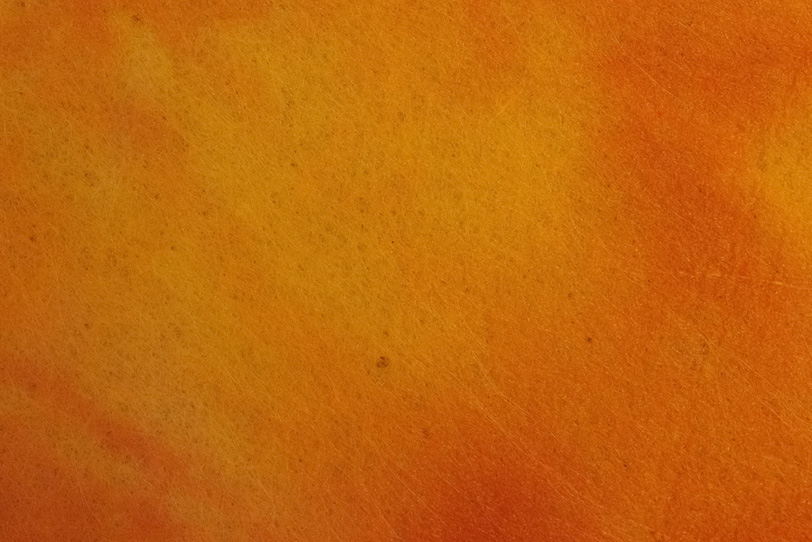 筆で暈した様な橙色の染め和紙の写真画像