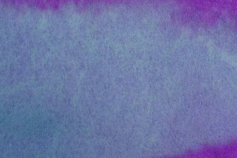 空色と紫色が滲む暈し染め和紙の写真画像
