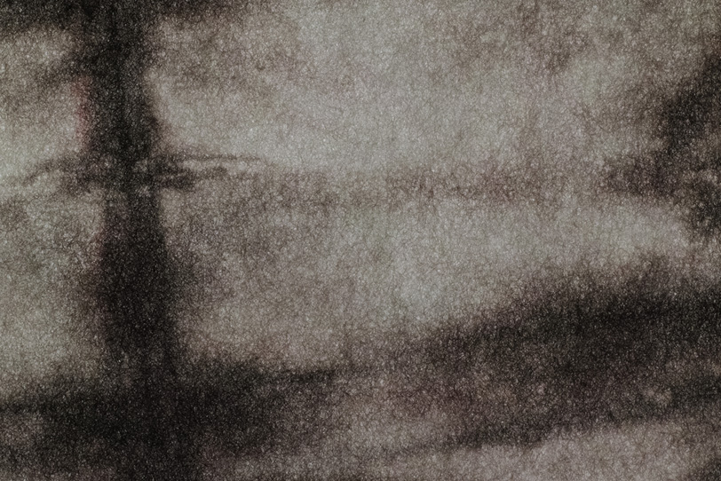 独特の黒模様のある絞り染め和紙の写真画像