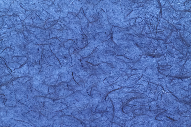 楮繊維が幾つも入った群青色和紙の写真画像