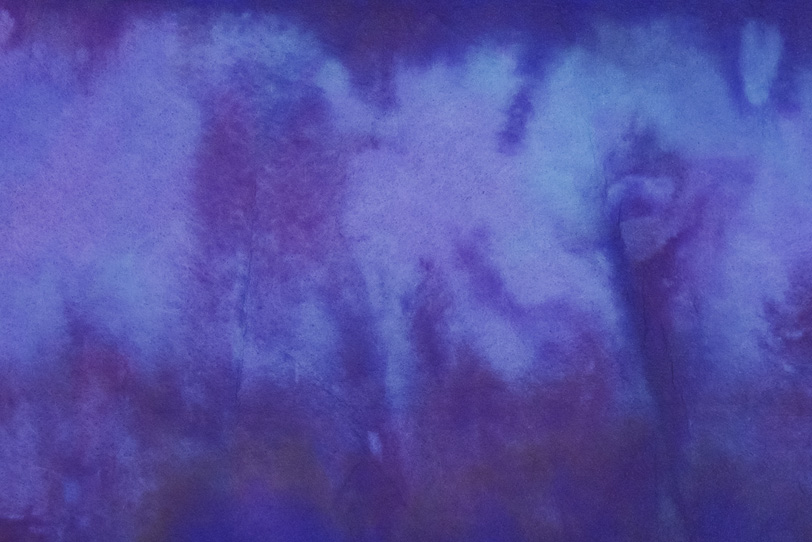 紫色と青色が滲む暈染和紙の写真画像