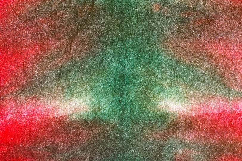緑色と紅色の水彩画の様な暈染和紙の写真画像