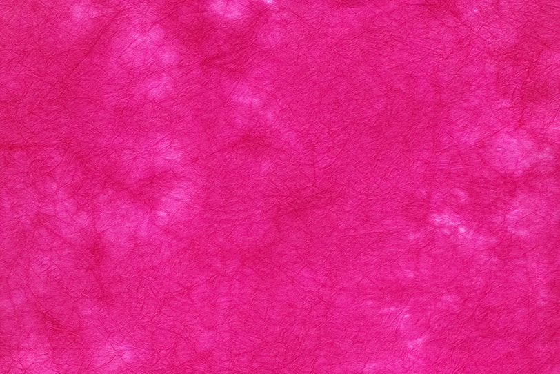 鮮やかな躑躅色の絞染和紙の写真画像