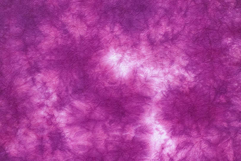 花のような赤紫色の絞染和紙の写真画像
