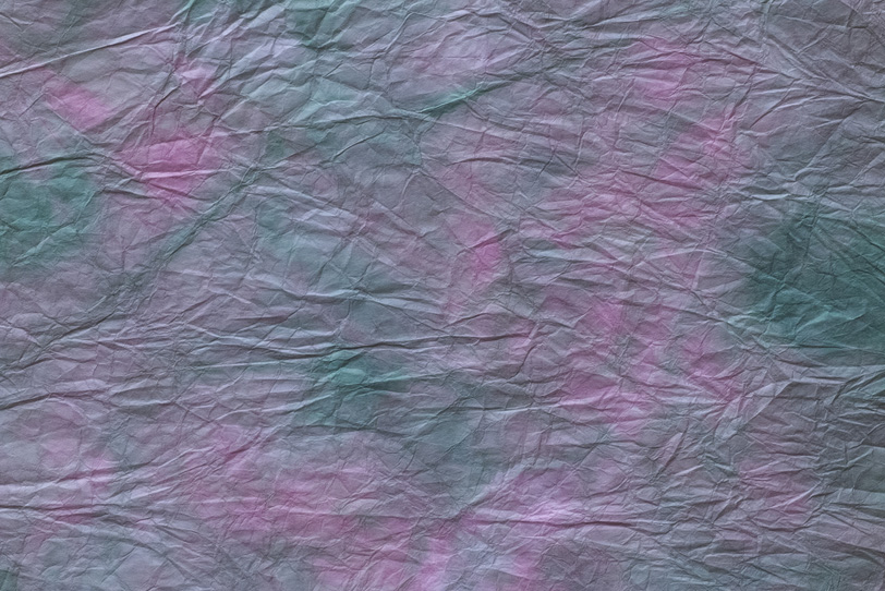 ピンクと緑が混ざる灰色揉絞染和紙の写真画像