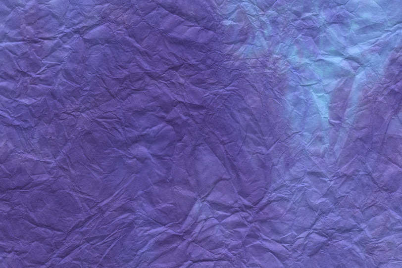 綺麗な本紫色と水色の揉絞染和紙の写真画像