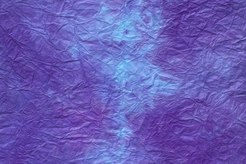 本紫色と水色が滲む揉絞染和紙の写真画像