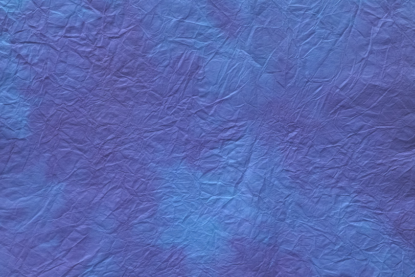 薄群青色に紫が滲む揉絞染和紙の写真画像