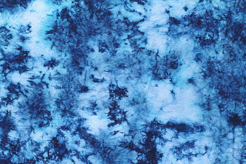 結晶の様な模様の藍色揉絞染和紙の写真画像