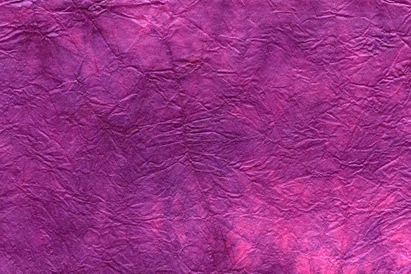 鮮やかな紅紫が滲む揉絞染和紙の写真画像