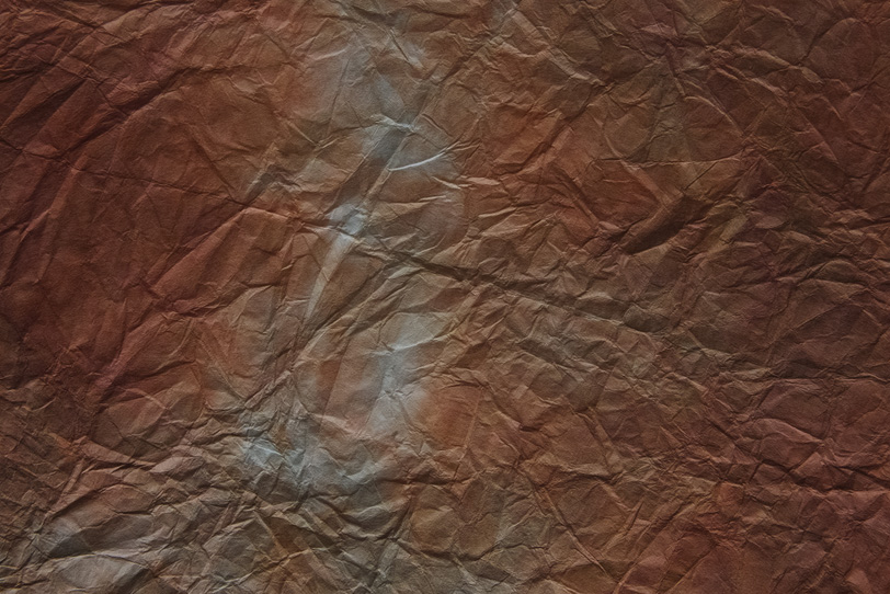 大きなシワの入った栗色の揉染和紙の写真画像