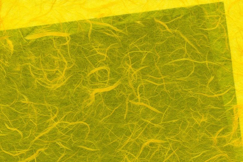 濃い緑の上に黄色和紙の背景の写真画像
