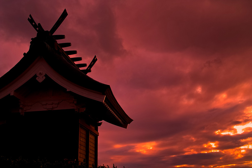 夕暮れの神々しい日本寺院の写真画像
