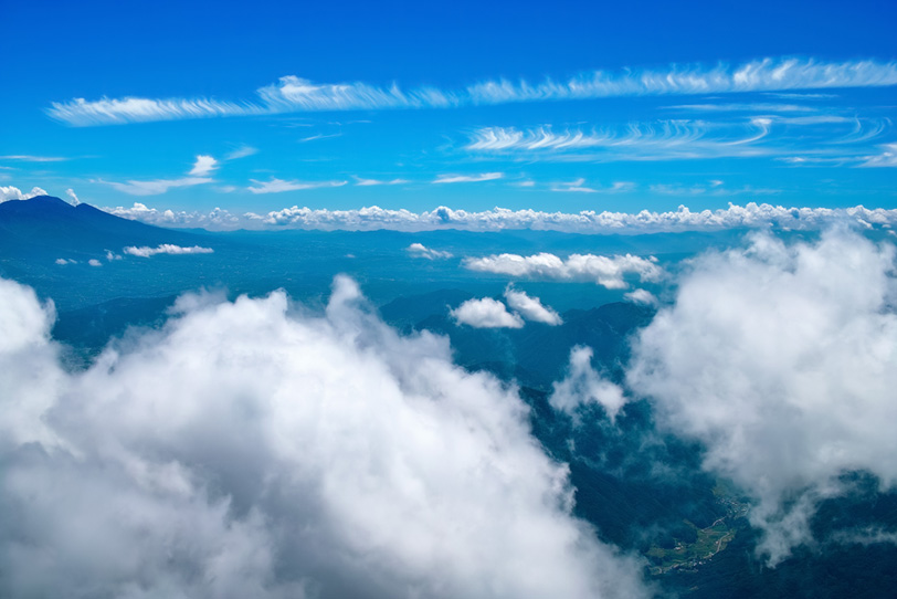 雲の間から垣間見る風景の写真画像