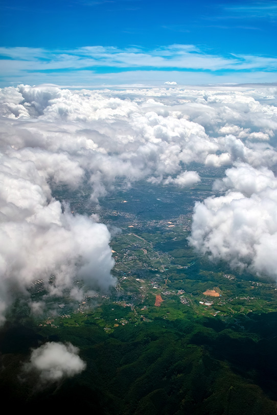 雲の下に広がる人工的な風景の写真画像