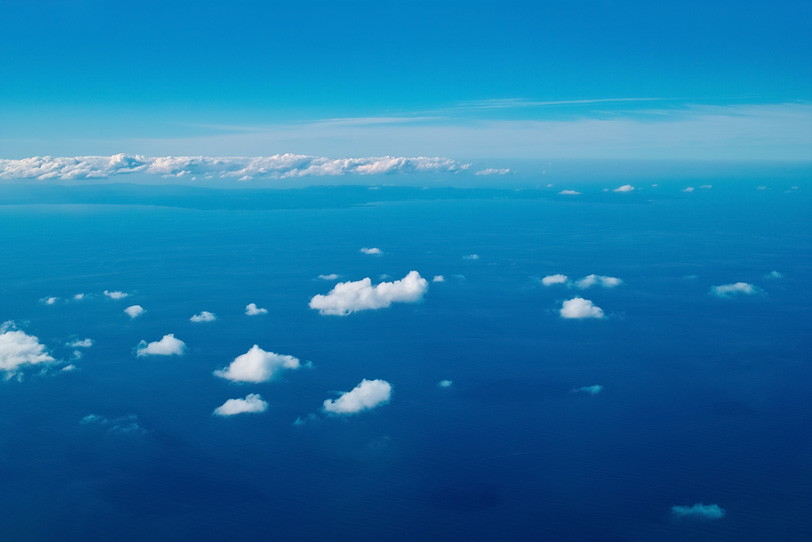 雲の上から望む大海の写真画像