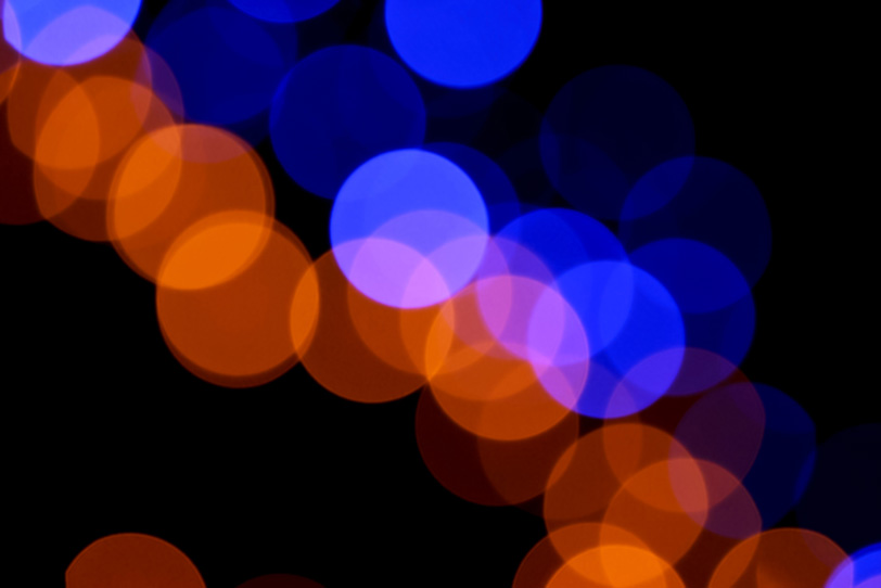 青とオレンジの光の玉の写真画像