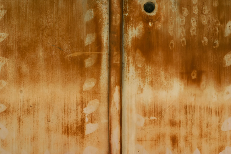 茶色く腐食した鉄のドアの写真画像