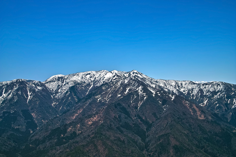山巓に白い雪がある山の写真画像