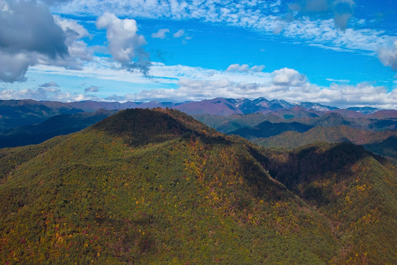 秋の青空と何処までも連なる連山の写真画像