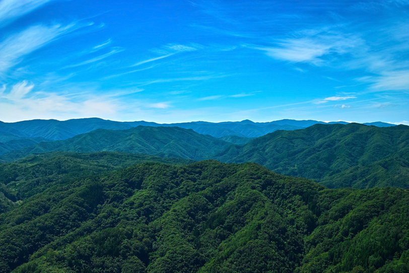 青い空に緑あふれる山々の写真画像