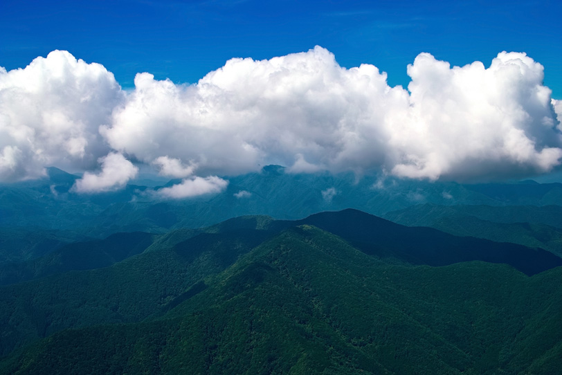 山の上に大きな雲がかかるの写真画像