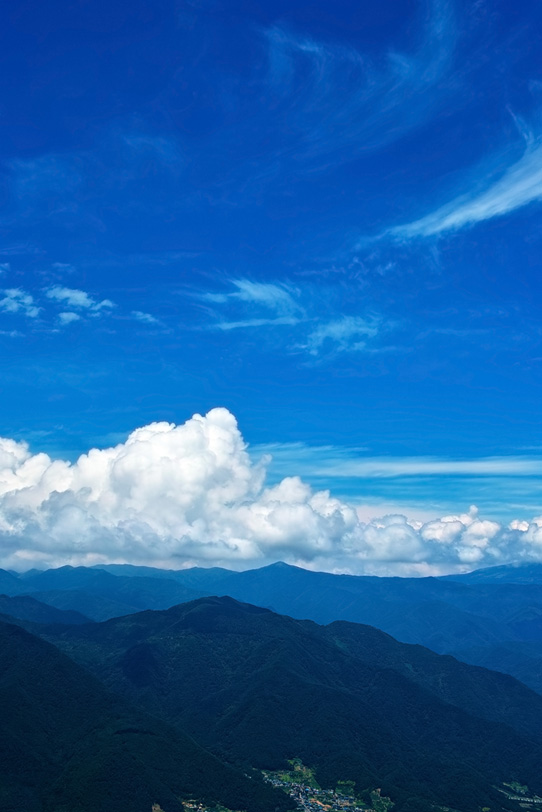 青空広がる清々しい夏山の写真画像
