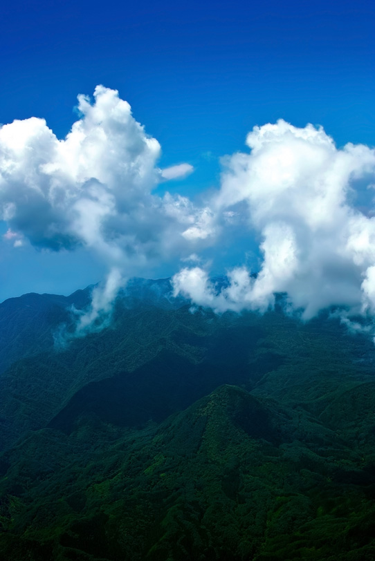 山巓に流れる白雲の写真画像