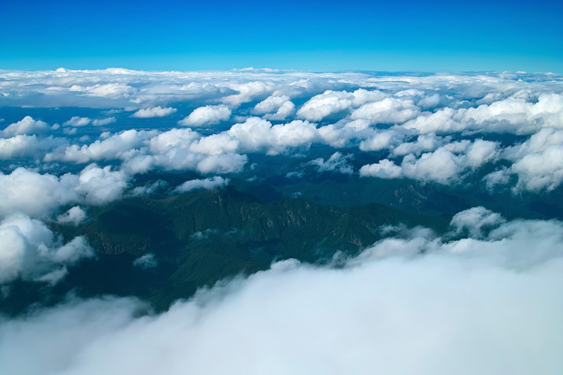 雲の下の神々しい山の景色の写真画像