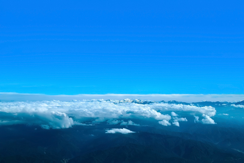 山と雲が織りなすパノラマ風景の写真画像