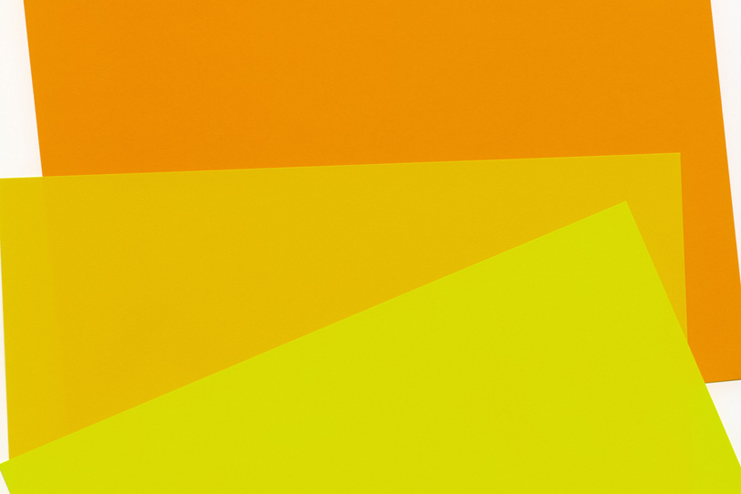 黄色系の三枚の折り紙の写真画像
