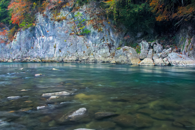 秋の渓谷を流れる美しい水の写真画像