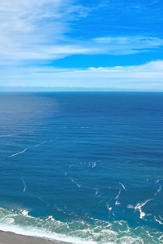 海岸線の向こうの大海原の写真画像