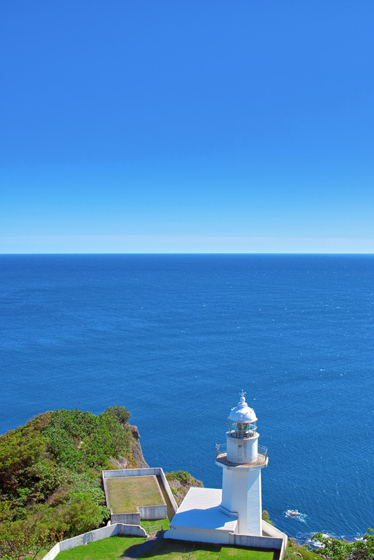 岬の灯台と青い海の写真画像