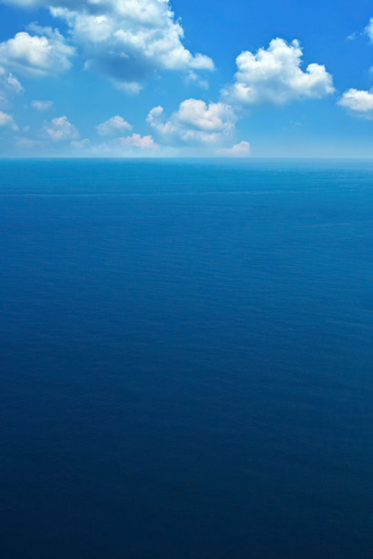 広大な青い海と空の写真画像