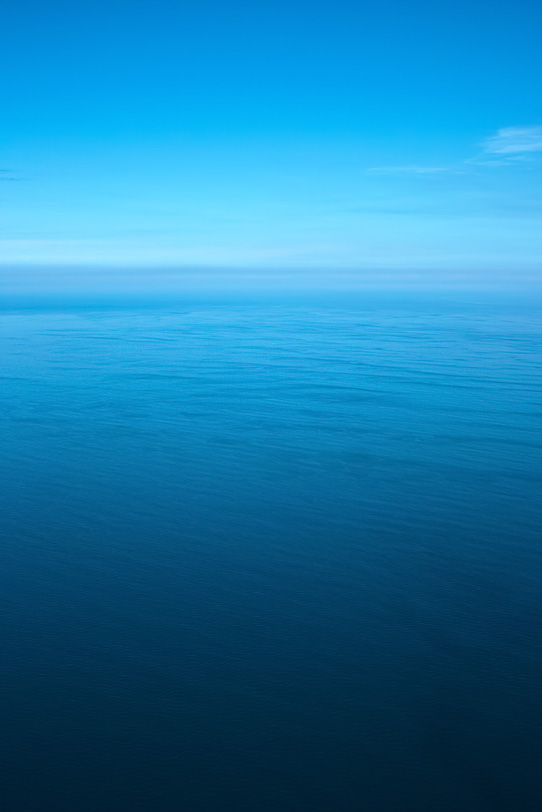 静かな海と滲む水平線の写真画像