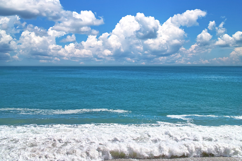 夏の海と入道雲の空の写真画像