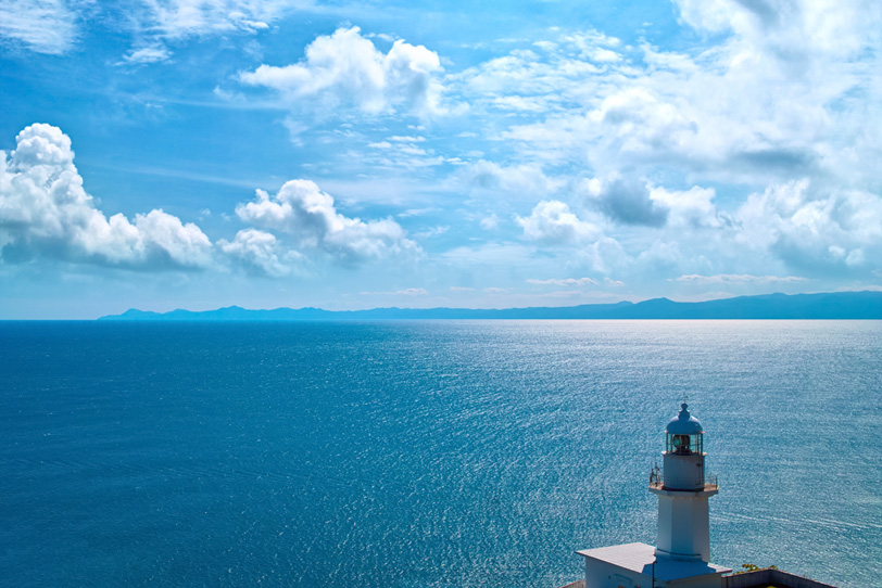灯台から見える海と半島の写真画像