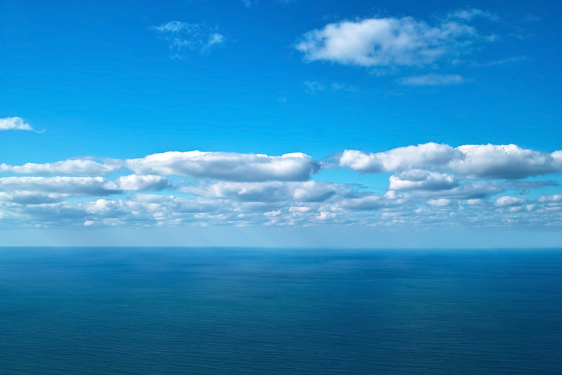 雲が浮かぶ青空と海 の画像 写真素材を無料ダウンロード 1 フリー素材 Beiz Images